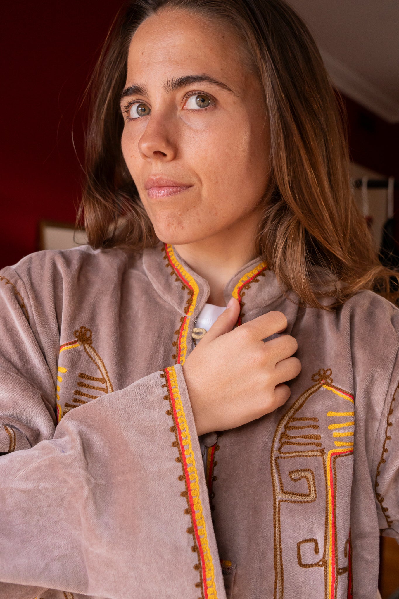 CHAQUETA TERCIOPELO BORDADO AZTECA BEIGE TOPO