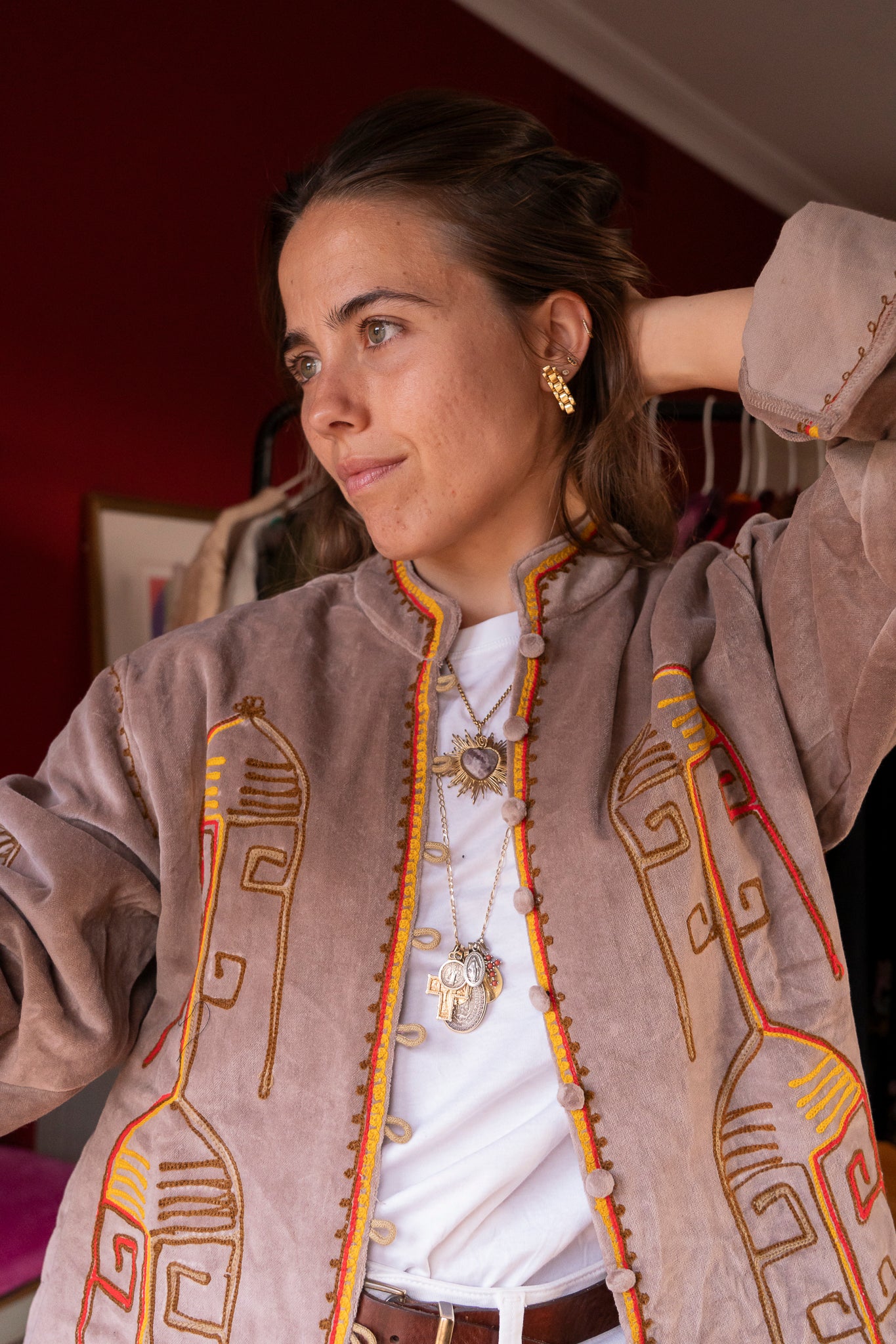 CHAQUETA TERCIOPELO BORDADO AZTECA BEIGE TOPO