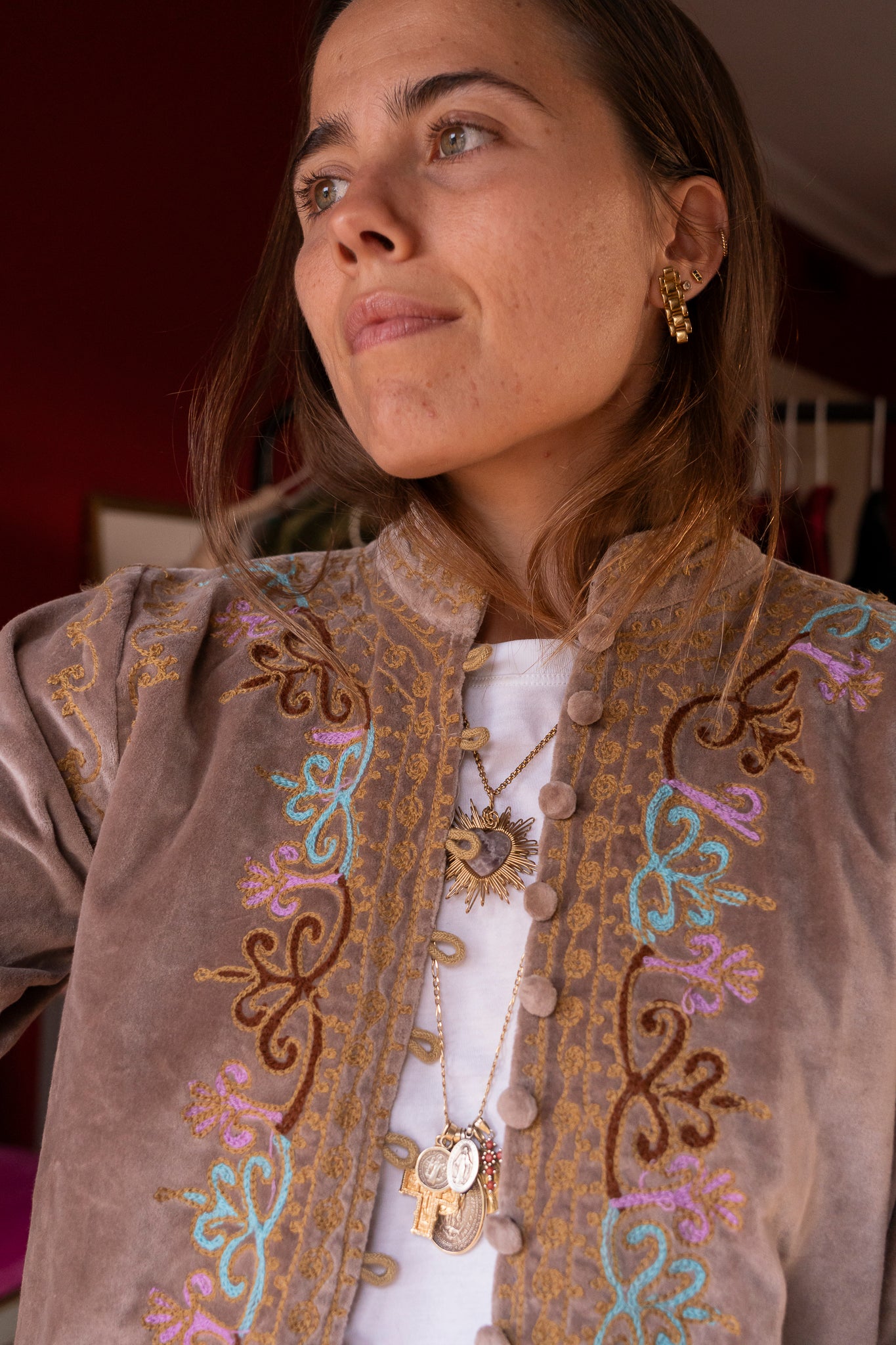 CHAQUETA TERCIOPELO BORDADO FLORAL BEIGE TOPO