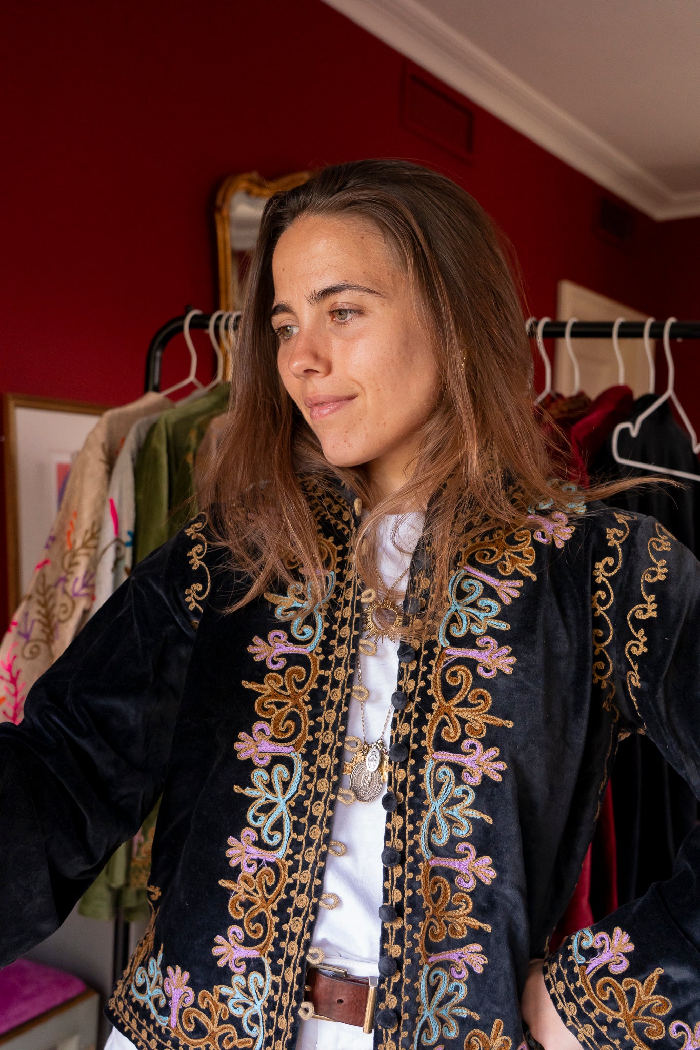 CHAQUETA TERCIOPELO BORDADO FLORAL NEGRA