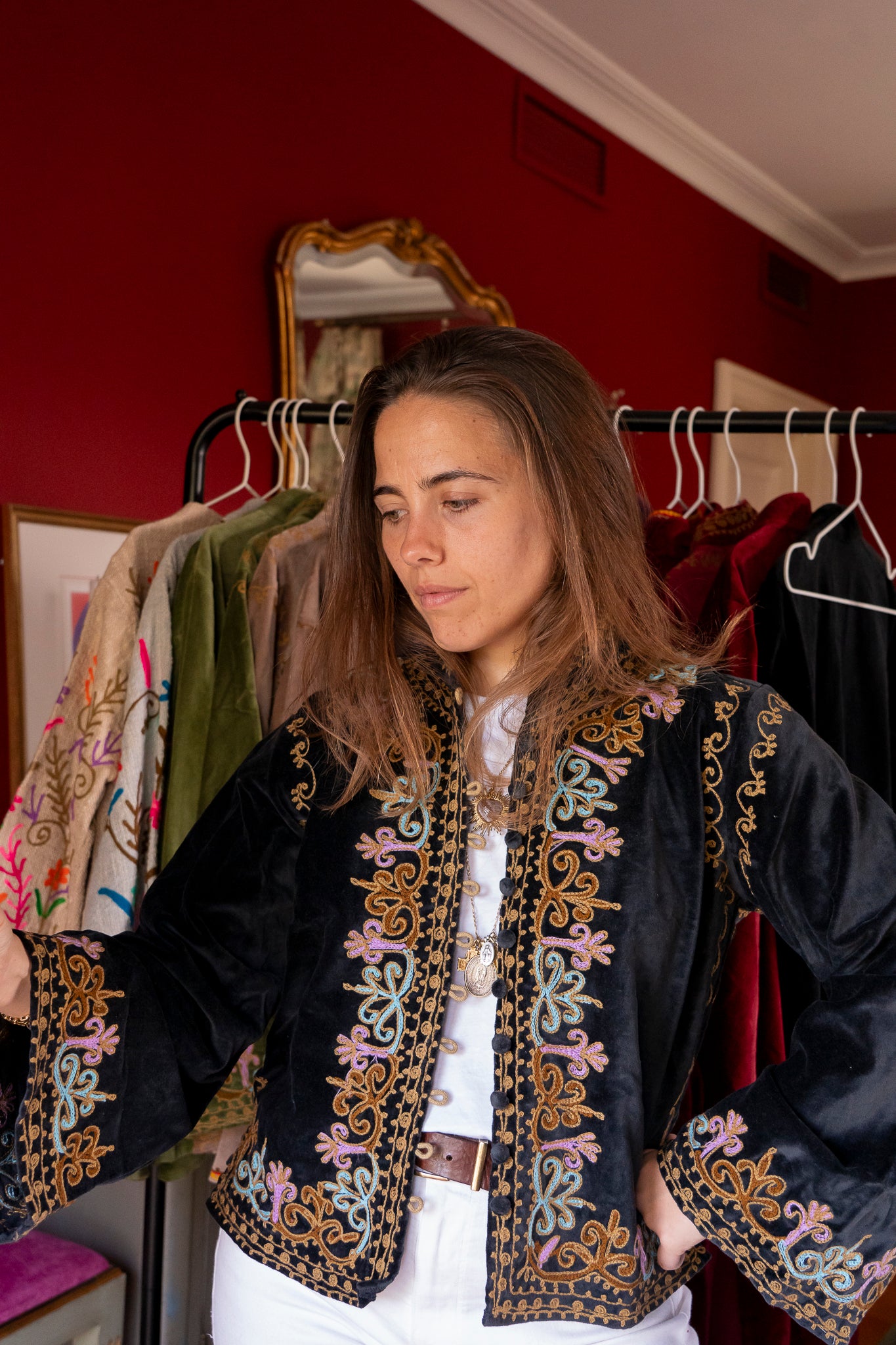 CHAQUETA TERCIOPELO BORDADO FLORAL NEGRA