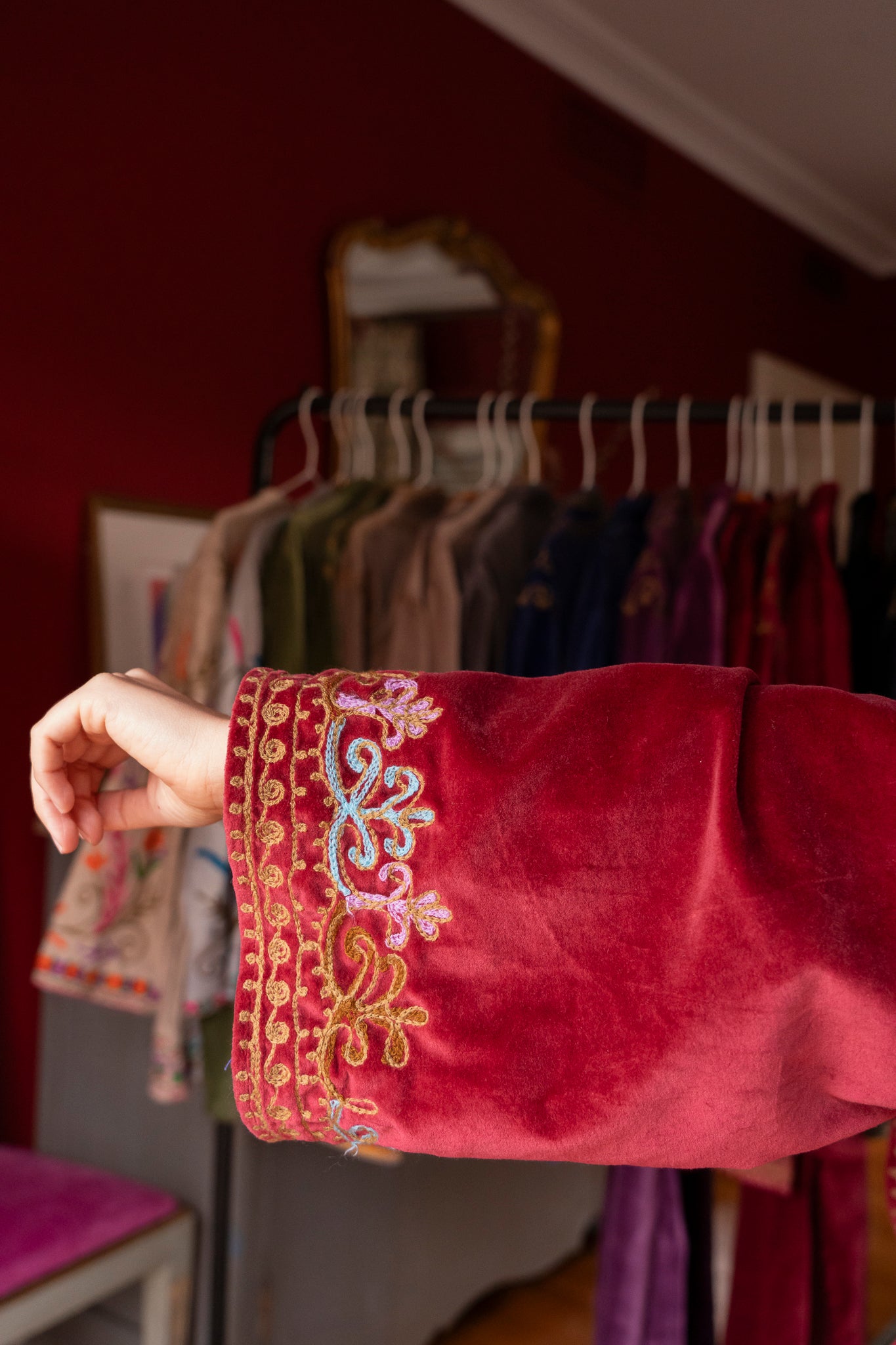 CHAQUETA TERCIOPELO BORDADO FLORAL ROJA