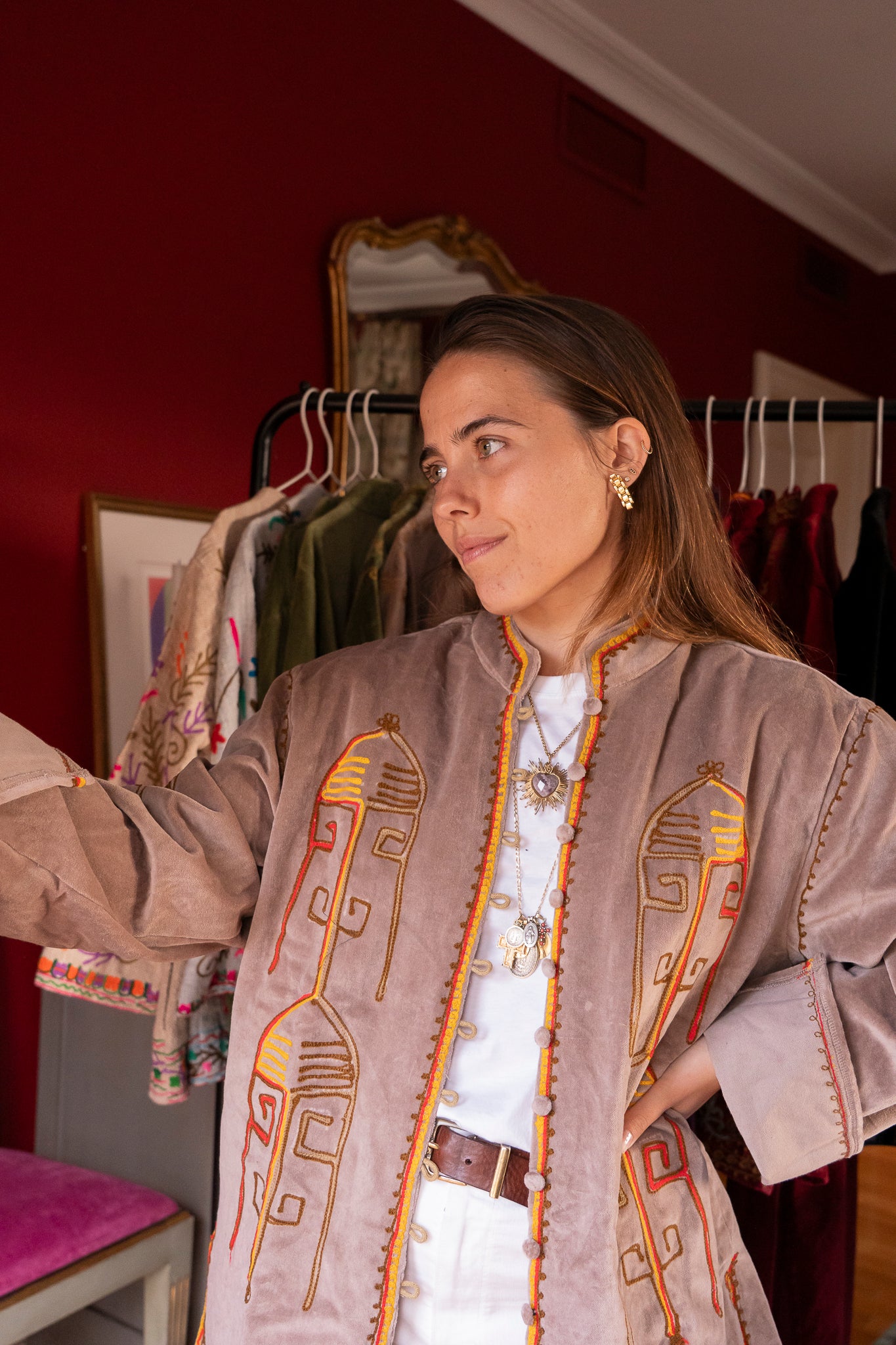 CHAQUETA TERCIOPELO BORDADO AZTECA BEIGE TOPO