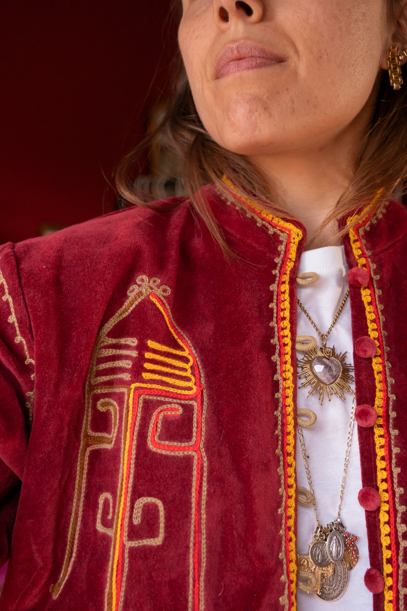 CHAQUETA TERCIOPELO BORDADO AZTECA ROJA