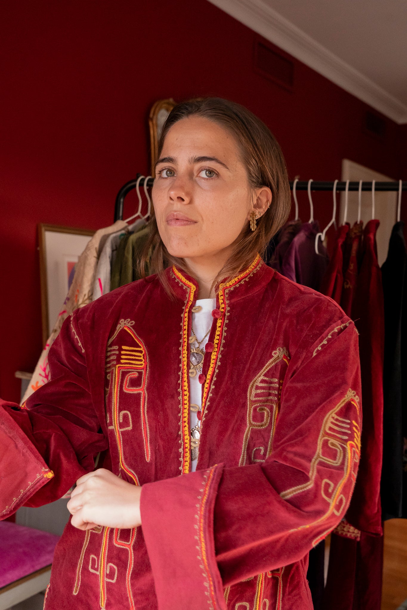 CHAQUETA TERCIOPELO BORDADO AZTECA ROJA