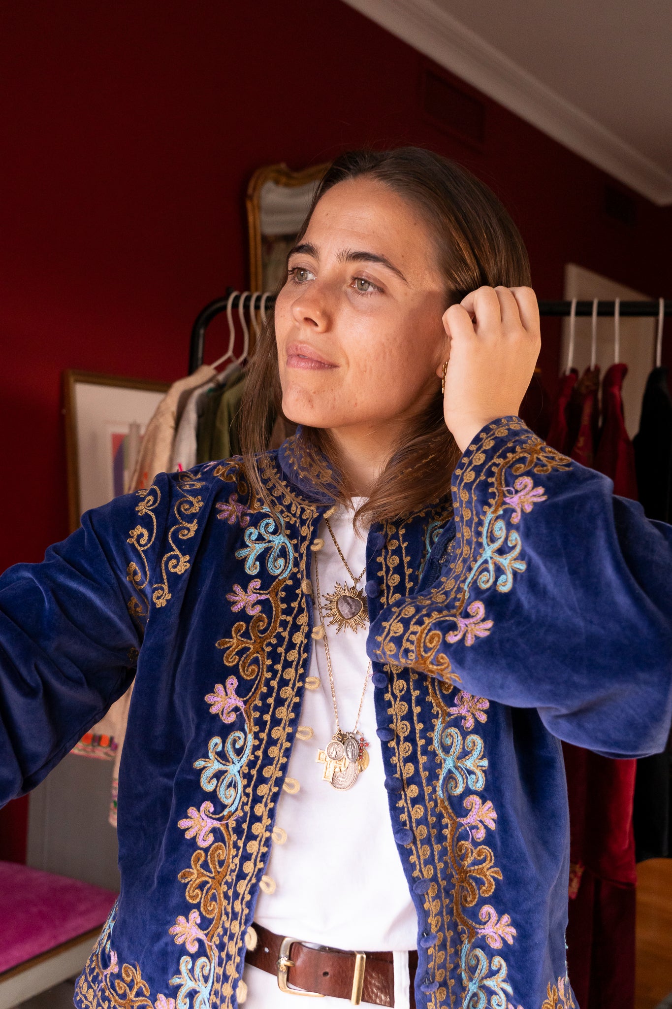 CHAQUETA TERCIOPELO BORDADO FLORAL AZUL ELÉCTRICO