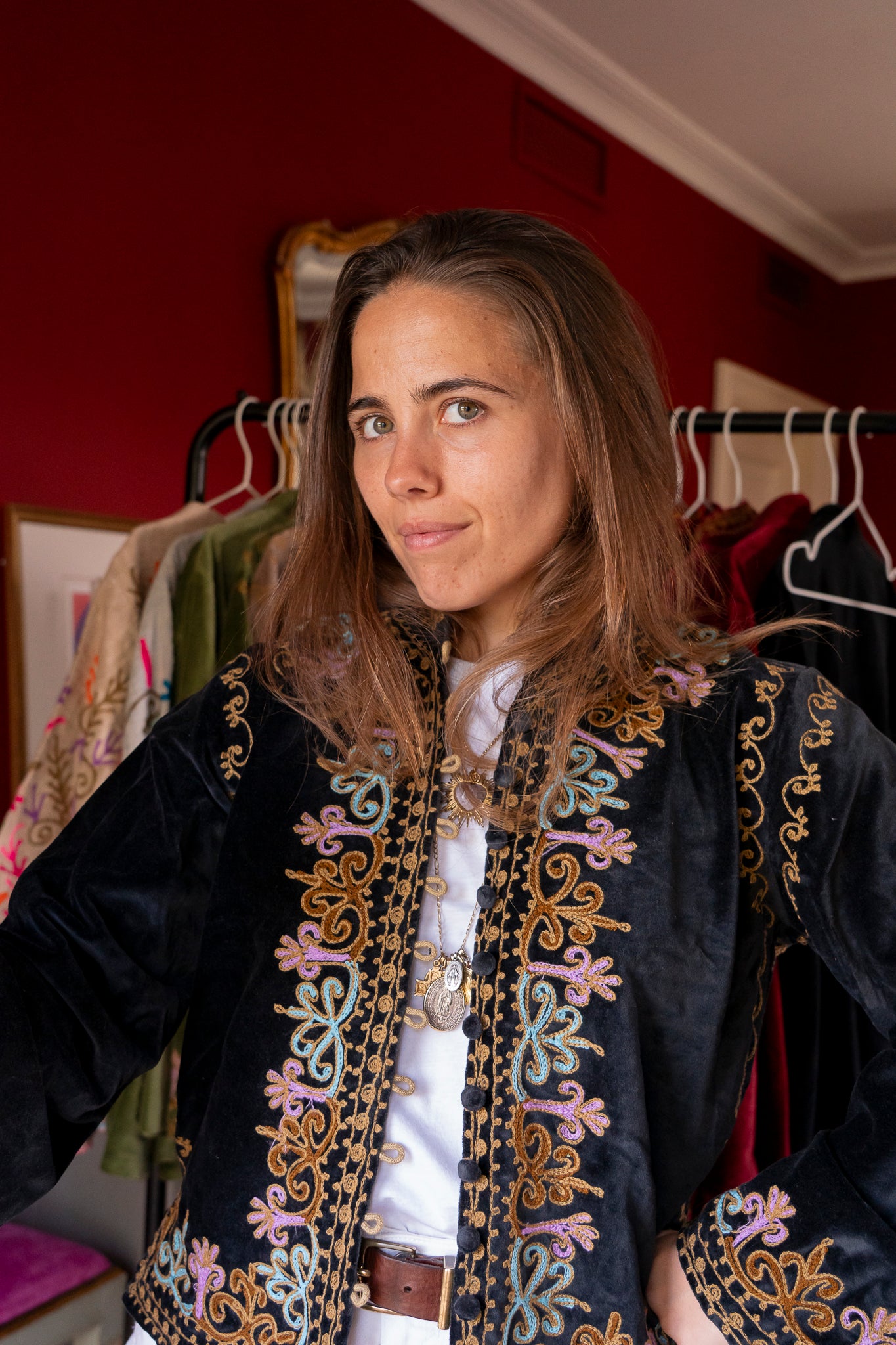 CHAQUETA TERCIOPELO BORDADO FLORAL NEGRA