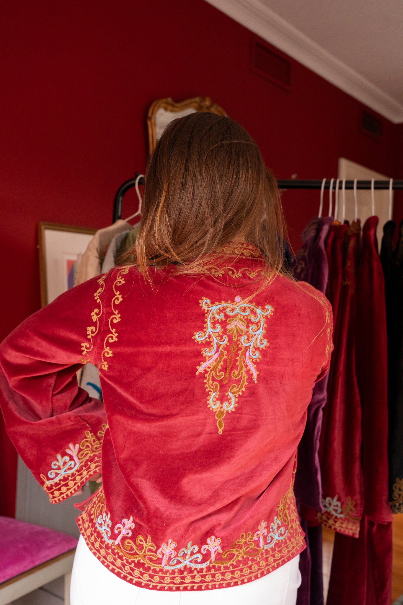 CHAQUETA TERCIOPELO BORDADO FLORAL ROJA